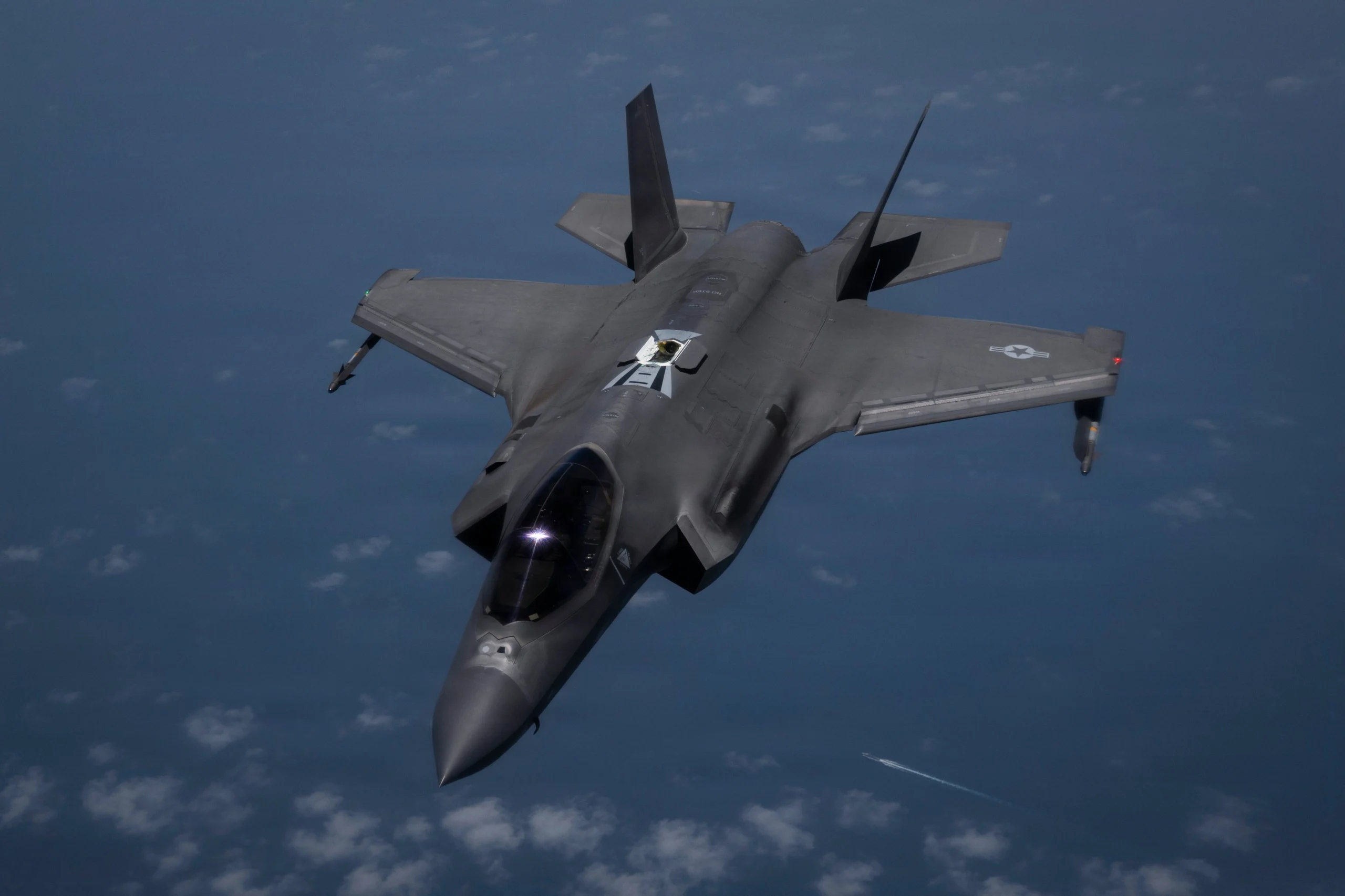 一架屬於美國空軍的F-35A隱形戰鬥機正在中東空域執行巡邏任務，飛越領海。(圖取自x.com/U.S. Central Comma)