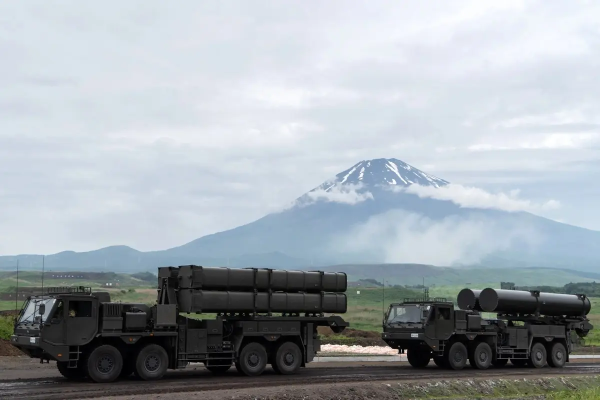 資料圖片。日本陸上自衛隊（JGSDF）舉行實彈演習，地對艦導彈（左）在富士山前行進。 (Photo by Tomohiro Ohsumi/Getty Images)
