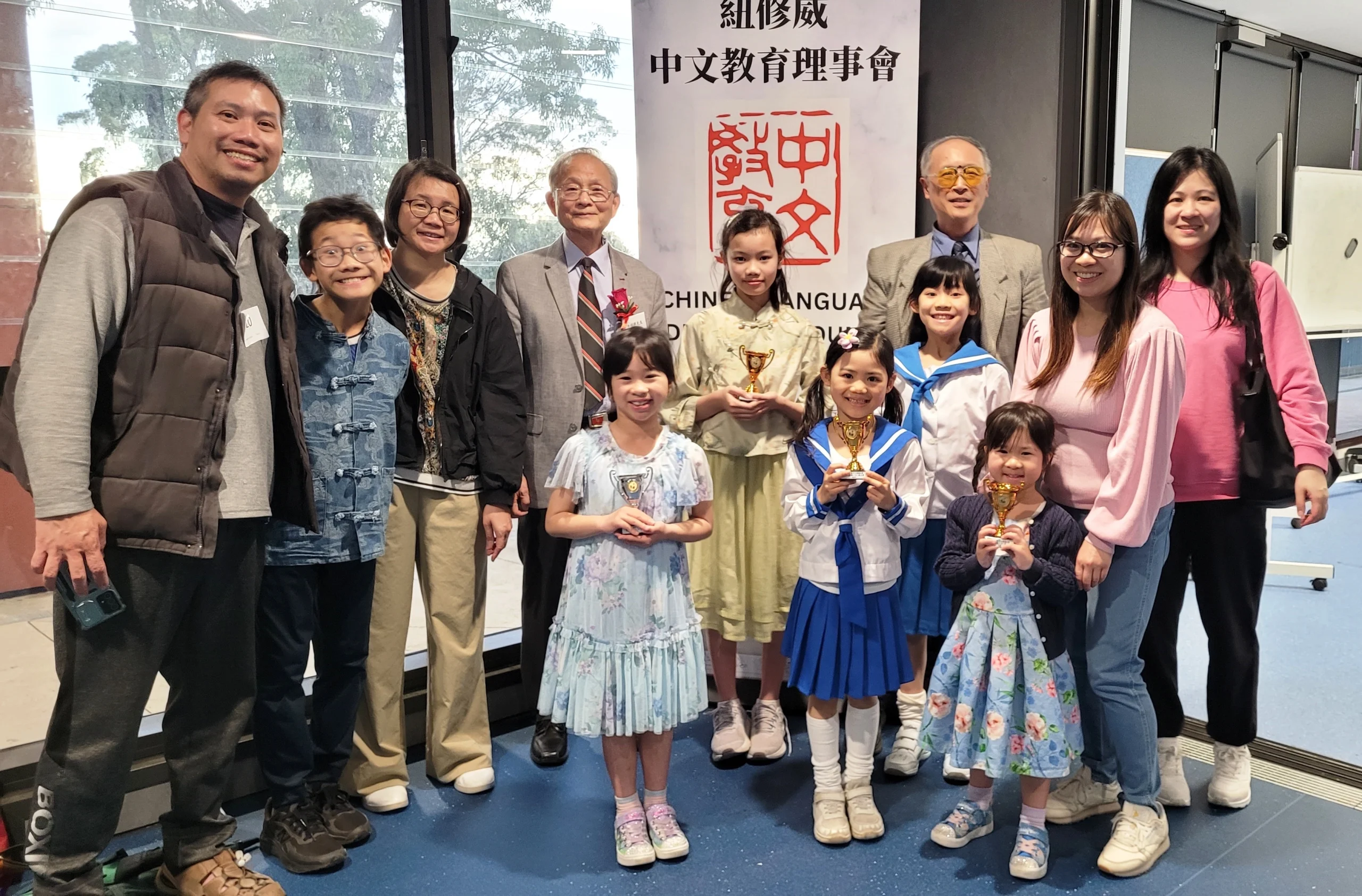 中華文化學校部份得獎學生，與評判李潤輝和校長家長合照。