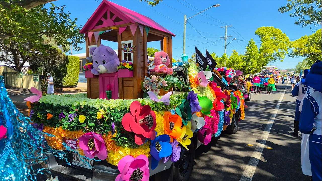 圖說：參與圖文巴花節遊行的社區花車。（提供）