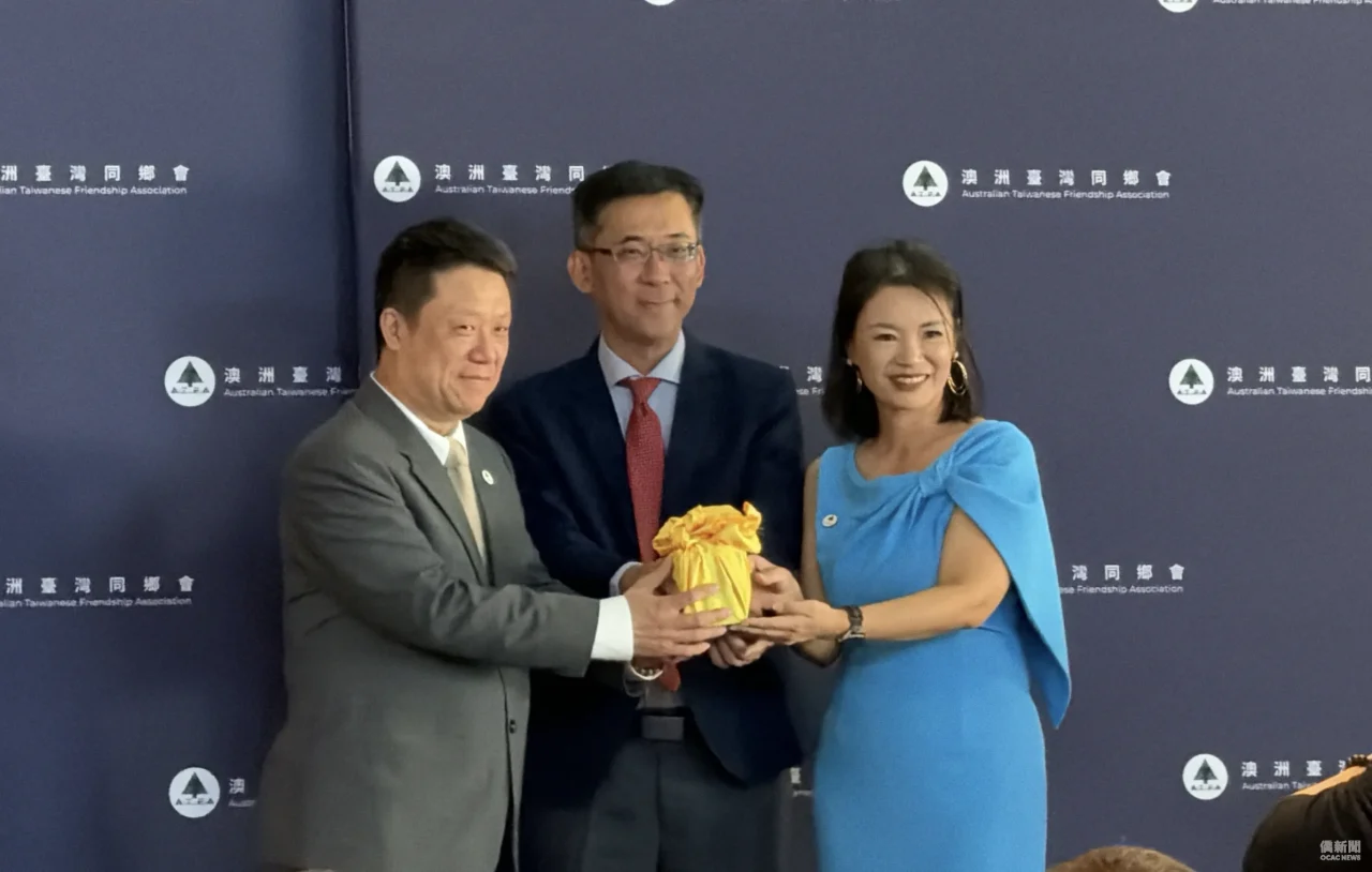 駐雪梨辦事處處長許柏逸(中)監交澳洲台灣同鄉會新(左：徐金禮)、舊任(右：謝明君)會長交接