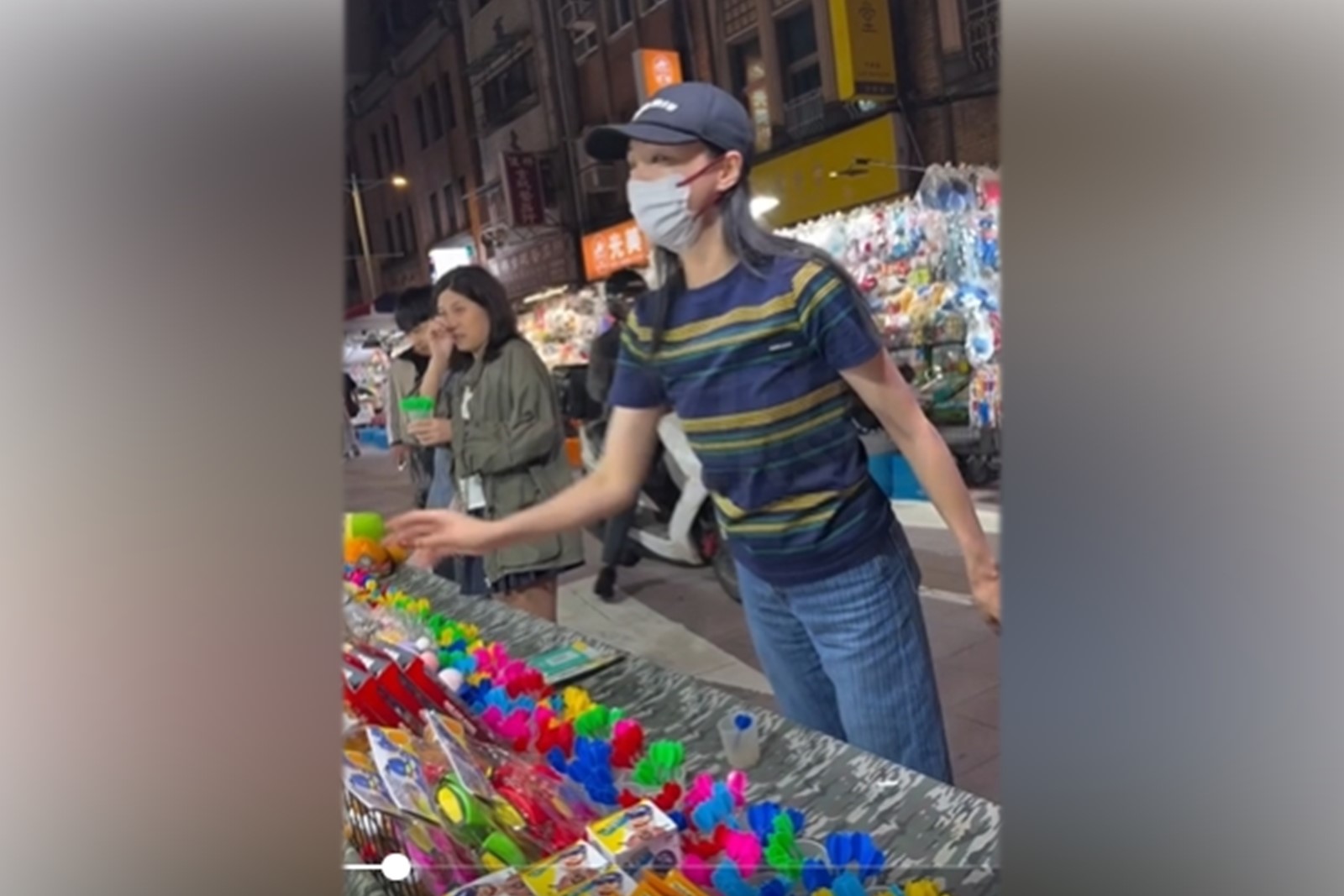 因涉代孕棄養與偷逃稅風波被全面封殺的大陸前女星鄭爽，退圈神隱五年後，近日被拍到素顏現身台北寧夏夜市。（視頻擷圖）